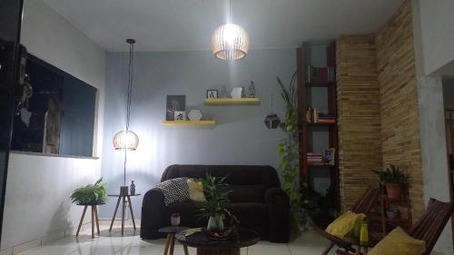 una sala de estar con un sofá y una mesa en Casa COP30, en Ananindeua