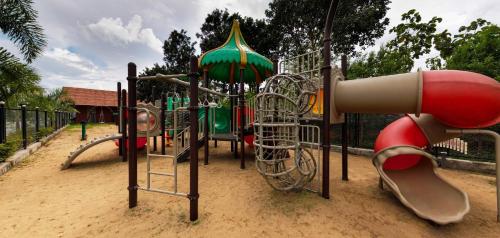 Kawasan permainan kanak-kanak di Meadows - 4BHK Private pool Villa, Bangalore