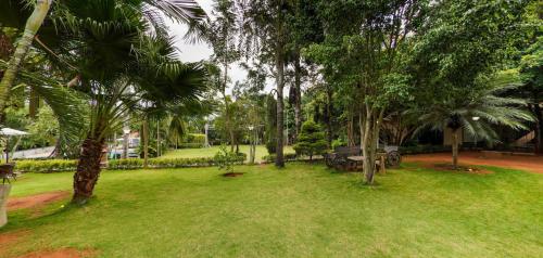 Taman di luar Meadows - 4BHK Private pool Villa, Bangalore