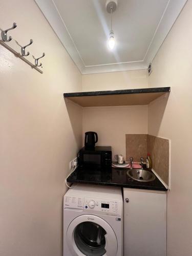 Η κουζίνα ή μικρή κουζίνα στο Hawkins Guest House - Private Shared Property