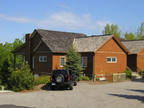 ein vor einem Haus geparktes Auto in der Unterkunft Sunny Days! Close to Everything at Summit in Bellaire