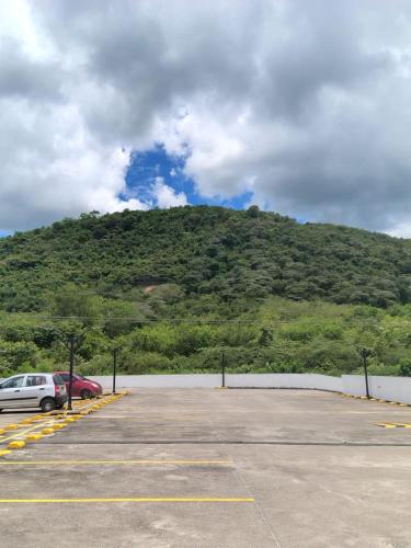 a mountain with a car parked in a parking lot at Apartamento Conjunto Aqualina Orange in Girardot