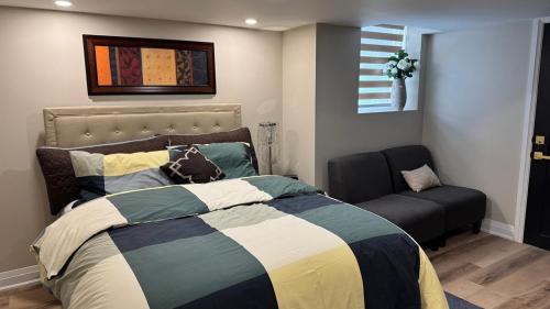 un dormitorio con una cama y un sofá en Luxury 2-Bedroom Designer Suite Richmond Hill Lake Wilcox, en Richmond Hill