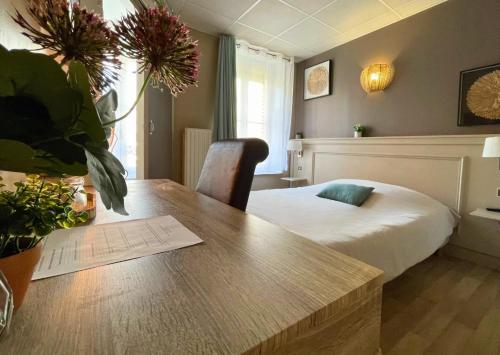 ブルブールにあるChambre privative La Pause Voyage - au cœur de Bourbourg, gare à proximitéのベッド1台、テーブル(テーブルシックス付)が備わる客室です。