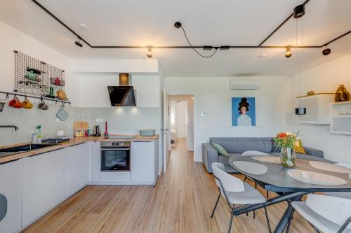 BRAND NEW - Apartment Maestral, Strozanac