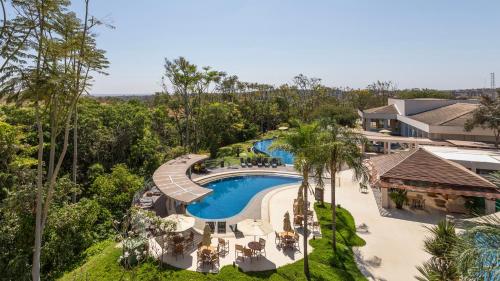 une vue aérienne d'un complexe hôtelier avec piscine dans l'établissement Rio Quente Cristal Resorts, à Rio Quente