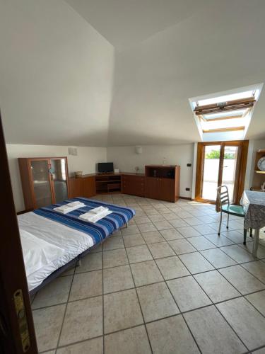 een slaapkamer met een bed en een bureau in een kamer bij Nico's apartment in Sirmione