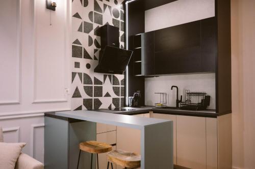 una cucina con bancone e sgabelli di SoulNest Apartments a Sarajevo