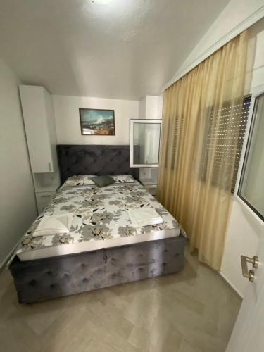 a bedroom with a bed in a room with a window at Nana Dea 2 in Utjeha