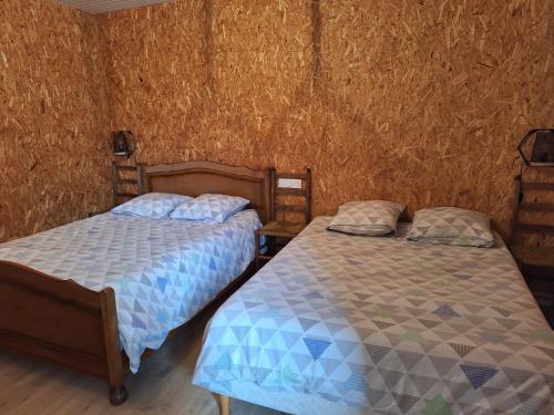 zwei Betten nebeneinander in einem Zimmer in der Unterkunft Détente à la campagne in Cossé-le-Vivien