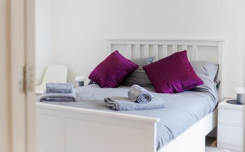 Postel nebo postele na pokoji v ubytování Stylish Brand New Apartment with Ocean Views Steps from Ventnor Beach, Award Winning Restaurants and Trails Perfect for Families and Couples for a Peaceful Coastal Escape