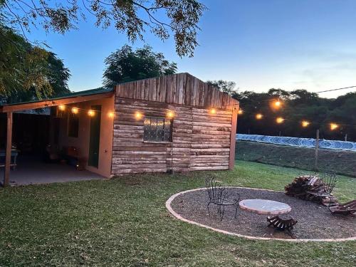 a small cabin with lights in the yard at Cabana da Quinta Paraíso in Uruguaiana