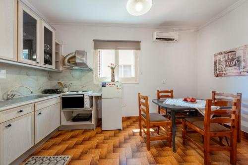Кухня или мини-кухня в Ismini Apartment
