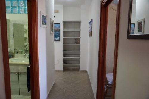a hallway with a bathroom with a sink and a mirror at Villa 7 posti a 3 minuti dal mare - Villa Carbone in Sperlonga