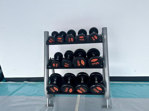 un casier à bouteilles de vin avec des citrouilles d'Halloween dans l'établissement Stay Inn AlBarsha by PHM, à Sabkhah