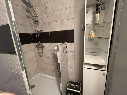 La petite salle de bains est pourvue d'une douche avec une porte en verre. dans l'établissement Studio cosy avec terrasse, parking privé, à 300m de la plage - Saint-Hilaire-de-Riez - FR-1-224C-236, à Saint-Hilaire-de-Riez