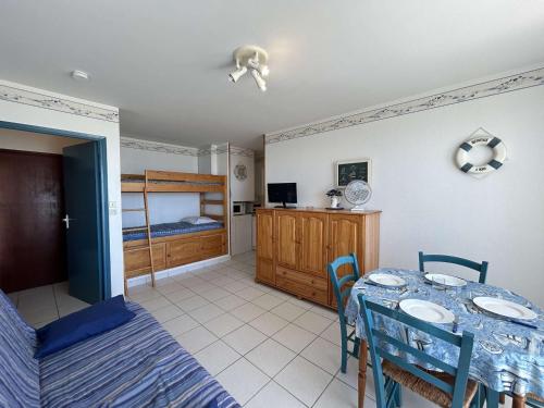 une salle à manger avec une table et une chambre dans l'établissement Studio 4 pers avec balcon, parking, linge inclus - FR-1-224C-306, à Saint-Jean-de-Monts