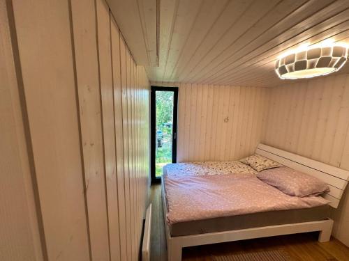 a small bedroom with a bed in a room at Privaatne saunamajaga suvila Peipsi kaldal in Katase