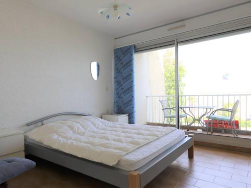 une chambre avec un lit et un balcon dans l'établissement Bel appartement 7 pers avec parking à Palavas-les-Flots - FR-1-559-7, à Palavas-les-Flots