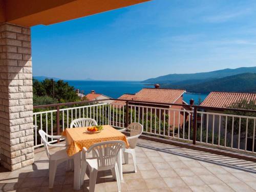 eine Terrasse mit Tisch und Stühlen auf einem Balkon in der Unterkunft Apartment in Rabac 16819 in Rabac