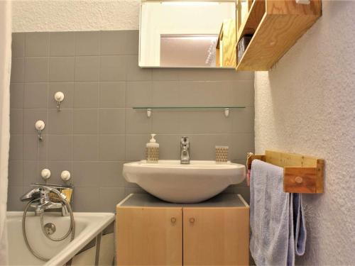 une salle de bain avec un lavabo et une baignoire dans l'établissement Studio confortable avec balcon près des pistes, 4 couchages - Risoul 1850 - FR-1-330-496, à Risoul