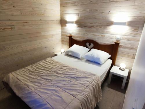 a bedroom with a bed with two pillows at Appartement rénové plein sud près des pistes avec parking - FR-1-292-189 in Isola