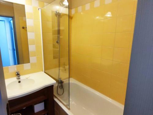 a bathroom with a shower and a sink and a tub at Appartement rénové plein sud près des pistes avec parking - FR-1-292-189 in Isola