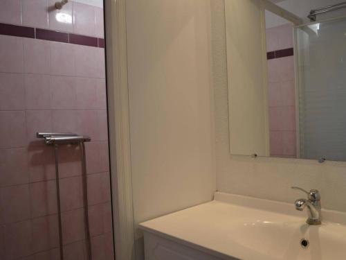 une salle de bain avec un lavabo et un miroir dans l'établissement Maison bord de mer 8 pers. avec terrasse, parking privé, animaux acceptés, ménage inclus - FR-1-225D-616, à Saint Cyprien Plage