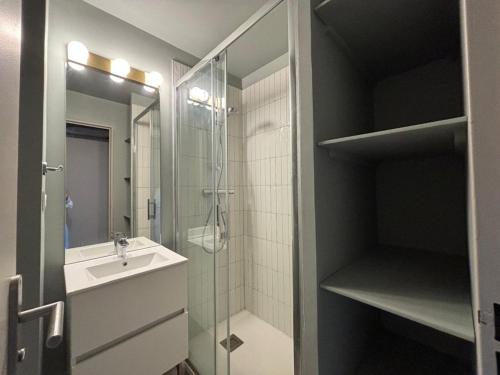 une salle de bain avec un lavabo et une douche dans l'établissement Studio cabine 5 pers, piscine, parking, tennis, Cannes la Bocca - FR-1-609-106, à Cannes