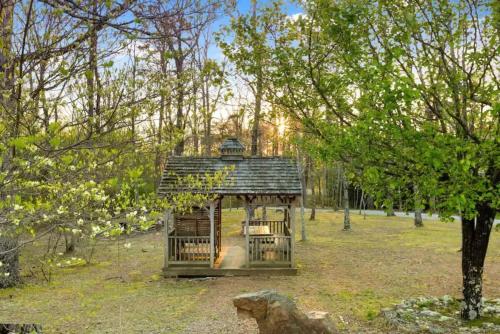 Rising FawnにあるThe Great Getaway at Cabins in the Cloudsの森の中の展望台