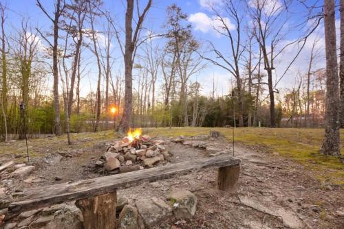 Rising FawnにあるMountain Hideaway at Cabins in the Cloudsの公園の焚き火台と木製のベンチ