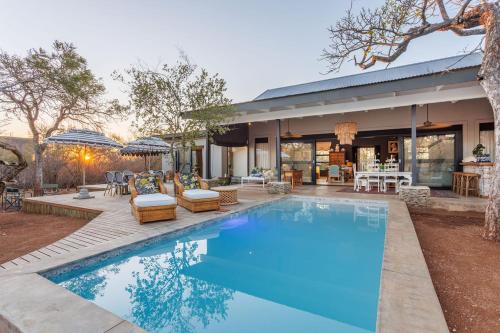 Kolam renang di atau dekat dengan Safari Moon Luxury Bush Lodge