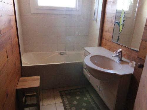 une salle de bain avec un lavabo et une baignoire dans l'établissement Appartement cosy 3 pièces, 6 pers, pistes et centre à proximité, balcon sud, animaux OK - Huez - FR-1-405-77, à L'Alpe-d'Huez