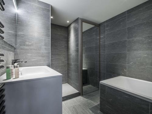 谷雪维尔Appartement au centre de Courchevel 1550, 6/7 pers, Wi-Fi, parking, accès spa - FR-1-631-198的带水槽和浴缸的浴室