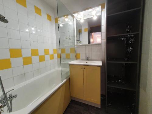 une salle de bain avec une baignoire, un lavabo et une douche dans l'établissement Charmant studio 2** rénové, centre des Coches, pied des pistes, proche commerces et garderie - FR-1-353-62, à La Plagne