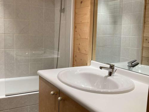 une salle de bain avec un lavabo blanc et une douche dans l'établissement Appartement cosy 6 pers, centre Alpe d'Huez, proche pistes/activités, balcon sud - FR-1-405-359, à Huez
