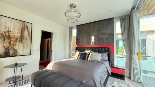 Postel nebo postele na pokoji v ubytování De Flourishing Hill Escape, Cha Am