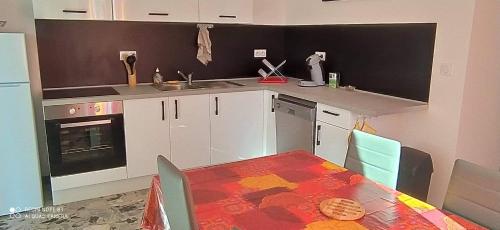 eine Küche mit Tisch und ein Esszimmer in der Unterkunft Maison 4 voyageurs proche circuit Mirecourt 