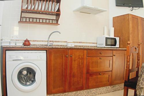 コニル・デ・ラ・フロンテーラにあるApartamento Pascual Junquera IIのキッチン(洗濯機、電子レンジ付)