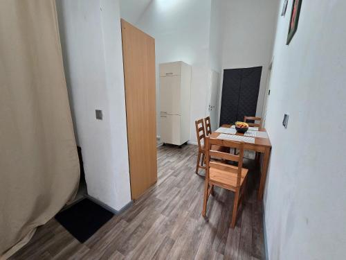 a dining room with a table and chairs and a room with a door at Ferienwohnung, Monteur, Remote Wohn in Niegripp