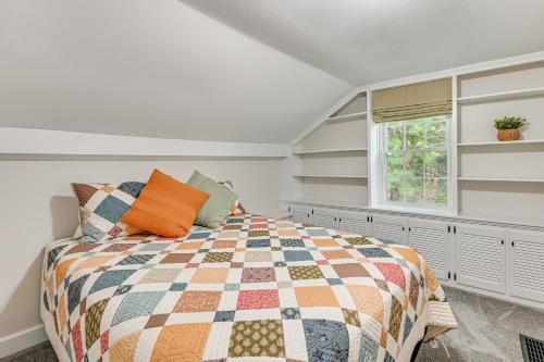une chambre avec un lit et une fenêtre dans l'établissement Cottage-Chic Retreat Less Than 1 Mi to Connecticut River!, à East Haddam