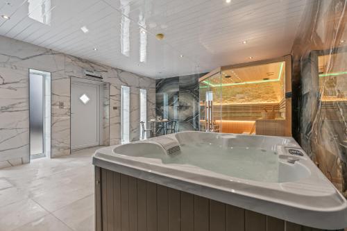 Bilik mandi di Cardiff Luxe Flats With Spa Facilities