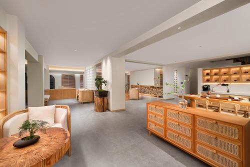 a living room with a couch and a table at Chongqing Xiannv Mount Peach Blossom Spring Homest in Wulong