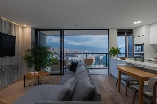 een woonkamer met een bank en een tafel bij Parma 2305 - Elegance in the Urban Heart / Poblado in El Poblado