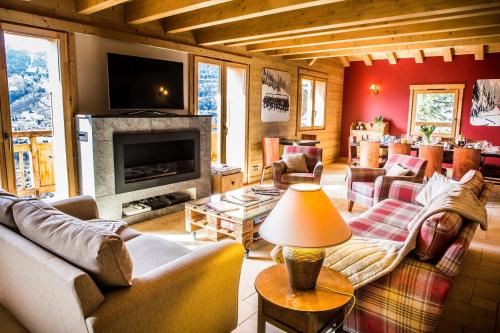 un salon avec des canapés et une cheminée dans l'établissement La Terrasse de Verchaix, à Verchaix