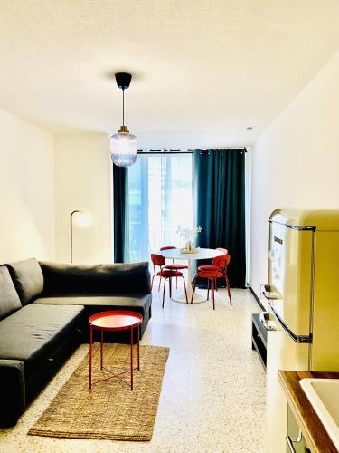 un salon avec un canapé et une table dans l'établissement Studio Cosy, à La Grande Motte