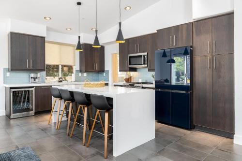 Dapur atau dapur kecil di Gated Home With Pool & Hot Tub