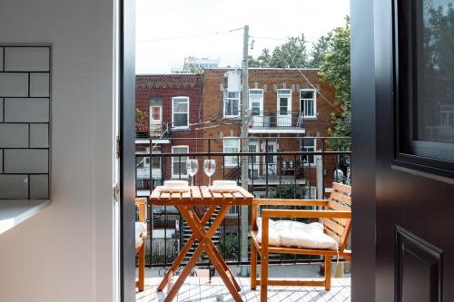 a balcony with a table and chairs on a balcony at Appartement cozy et lumineux avec parking in Montréal