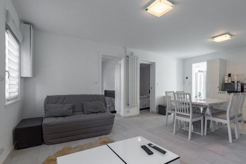 un salon avec un canapé et une table dans l'établissement Le cottage, à La Chapelle-en-Vercors