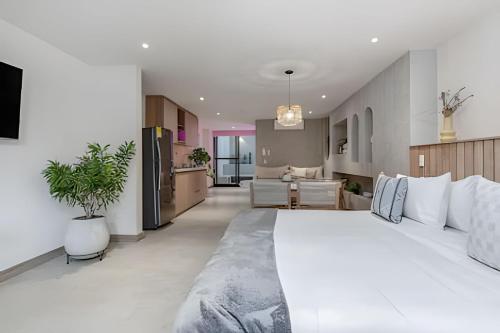 Ένα ή περισσότερα κρεβάτια σε δωμάτιο στο Solei Loft 302 - Elegant Oasis: Loft/Jacuzzi/AC